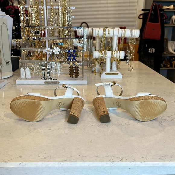 Michael Kors white leather heeled sandals size 7 - Picture 6 of 8